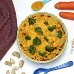 Schüssel mit veganer Käsesoße aus Karotten und Cashewkernen dazu Brokkoli und Vollkornnudeln