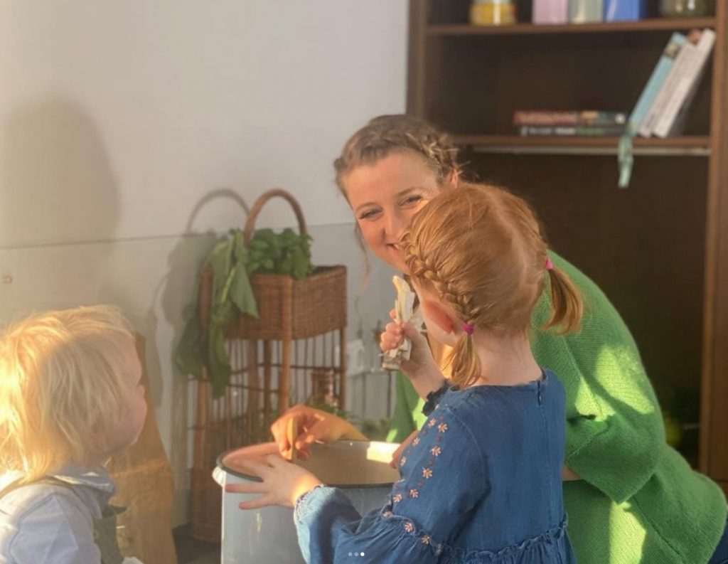 nutrilini Gründerin Nina beim Kochen mit Kindern