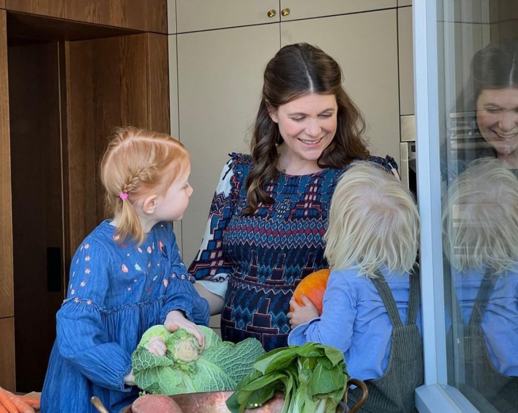 nutrilini Gründerin Priscilla mit ihren beiden Kindern aus dem Fenster blickend